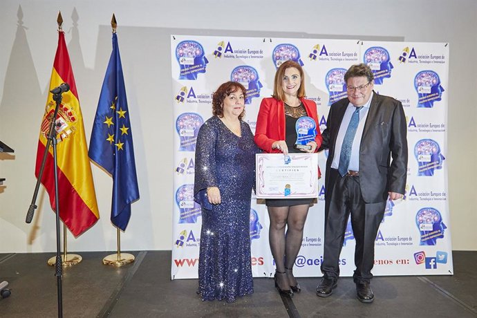 Pilar Sánchez recibe el premio.