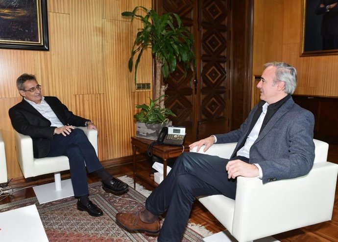 El alalde de Zaragoza, Jorge Azcón, se reúne con el portavoz del grupo municipal de VOX, Julio Calvo