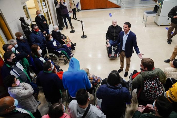 Usuarios de Verdiblanca visitan la Diputación de Almería.