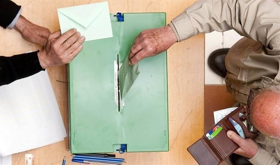 Archivo - Urna para elecciones 