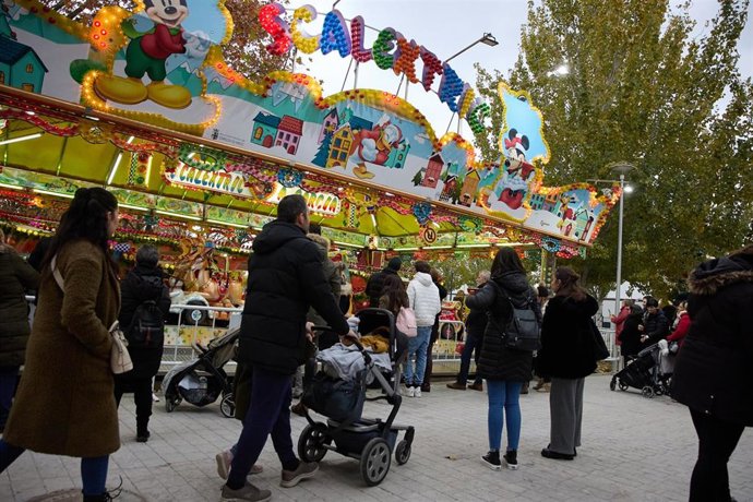 Varias familias disfrutan del Parque Mágicas Navidades en Torrejón de Ardoz, a 1 de diciembre de 2022, en Madrid (España).  