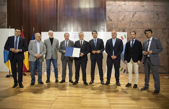 El presidente de Canarias, Ángel Víctor Torres (c), en la firma del protocolo con los cabildos para ejecutar la gratuida del transporte público