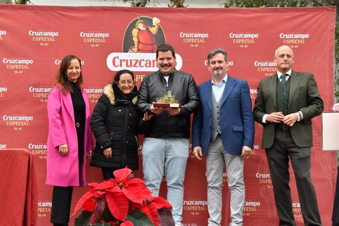 El propietario y chef del restaurante tomareño Damadá Aljarafe, David Arellano, y su mujer Mariana Morán han recogido el premio de manos del concejal de Desarrollo Económico del Ayuntamiento de Tomares, Eloy Carmona.