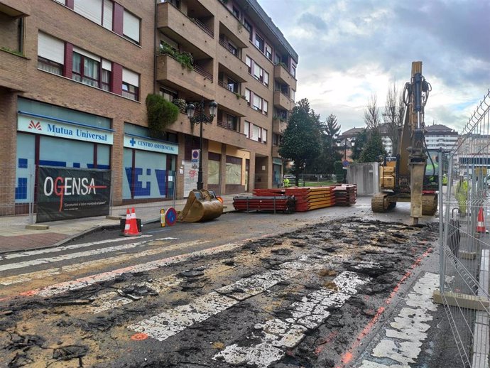 Obras del colector en la calle Francisco Fernández, previas a la reordenación de la glorieta de la Cruz Roja en Oviedo
