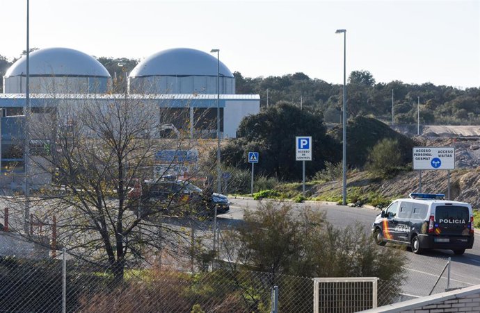 Varios vehículos de la Policía Nacional en el vertedero Ecoparque de Toledo donde se busca al segundo de los dos primos menores desaparecidos, a 27 de diciembre de 2022, en Toledo, Castilla La Mancha (España). 