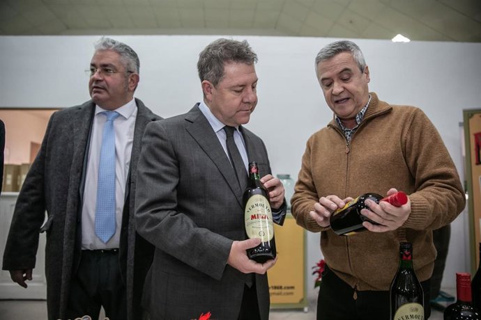 El presidente de C-LM, Emiliano García-Page en la bodega Vermouth Mila 1868