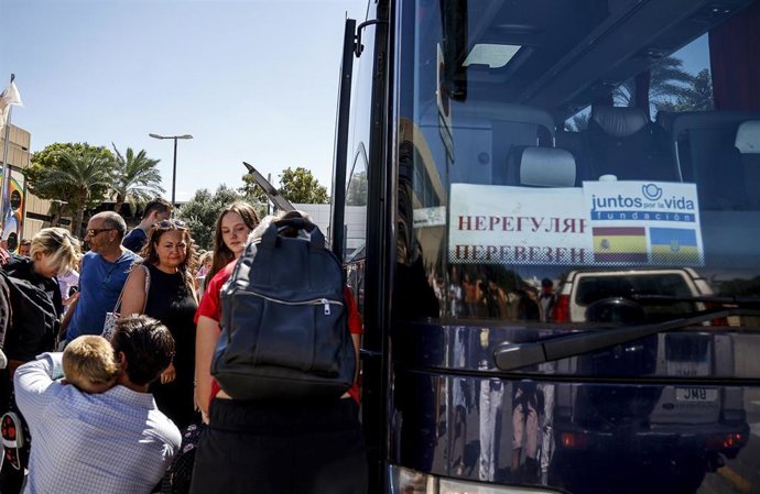 Archivo - Un hombre abraza a un niño ucraniano en el Rectorado de la Universidad Politcnica de Valencia, a 2 de septiembre de 2022, en Valencia, Comunidad Valenciana (España). Casi 50 menores ucranianos regresaron el pasado mes de agosto a su país tras