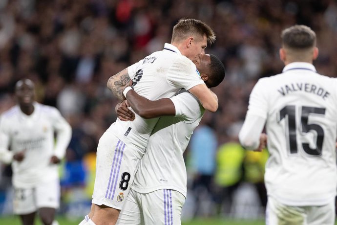 Archivo - Toni Kroos of Real Madrid celebrates with David Alaba of Real Madrid his goal against Cadiz during the spanish league, La Liga Santander, football match played between Real Madrid and Cadiz FC at Santiago Bernabeu stadium on November 10, 2022,