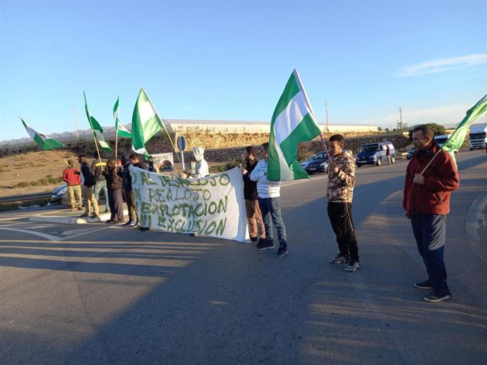Protestas contra los desalojos en el poblado chabolista de El Walili en Níjar (Almería).