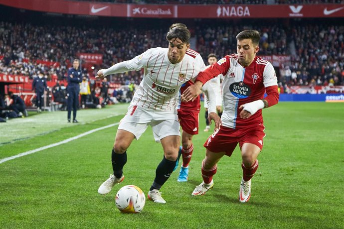 Archivo - Oliver Torres of Sevilla and Fran Beltran of RC Celta de Vigo in action during the spanish league, La Liga Santander, football match played between Sevilla FC and RC Celta de Vigo at Ramon Sanchez-Pizjuan stadium on January 22, 2022, in Sevill