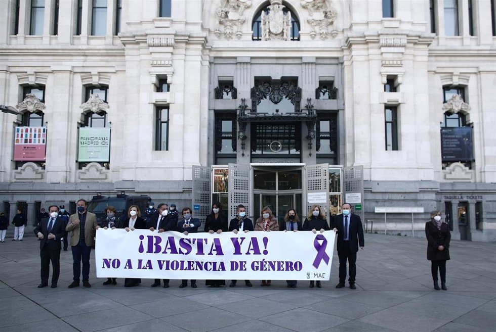 Archivo - El alcalde de Madrid, José Luis Martínez-Almeida, y la vicealcaldesa de Madrid, Begoña Villacís, y otros miembros del Gobierno municipal y representantes de grupos políticos municipales sostienen una pancarta contra la violencia de género" 