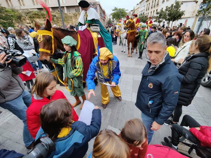 Momento en que alumnos de colegios afectados por la falta de porteros entregan su carta al Cartero Real,  pidiendo que los Reyes Magos les ayuden.
