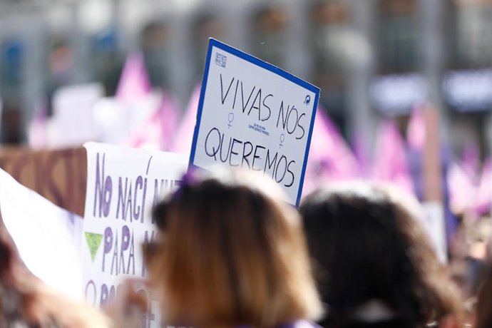 Archivo - Un cartel en el que se lee 'Vivas nos queremos' en una manifestación del 8M