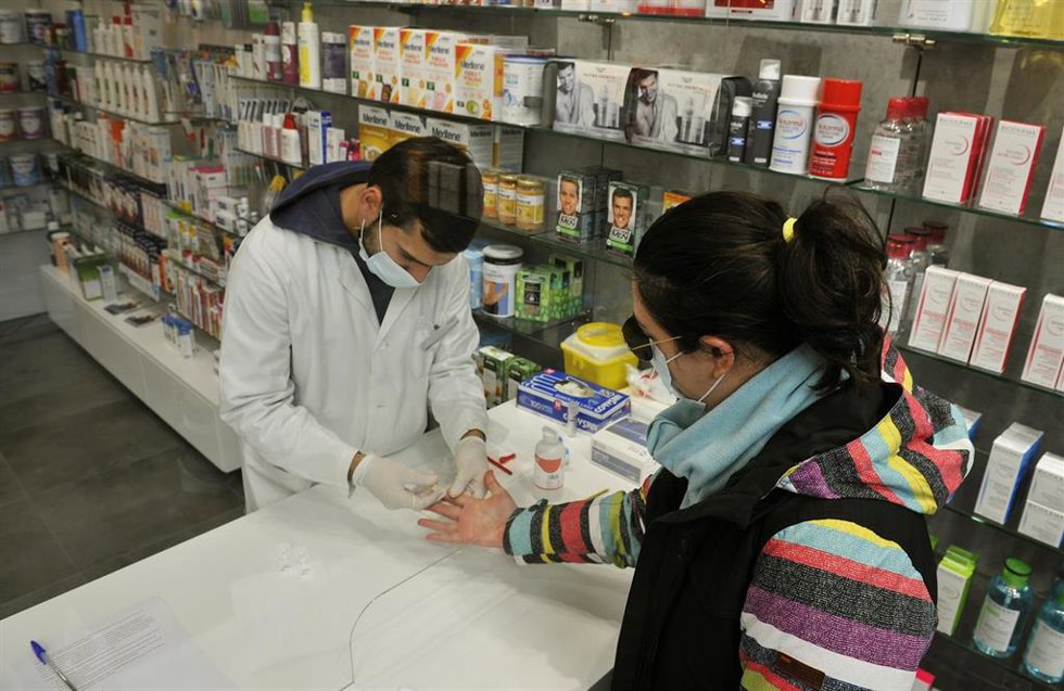 Archivo - Foto de archivo de una farmacia en O Carballiño (Ourense).
