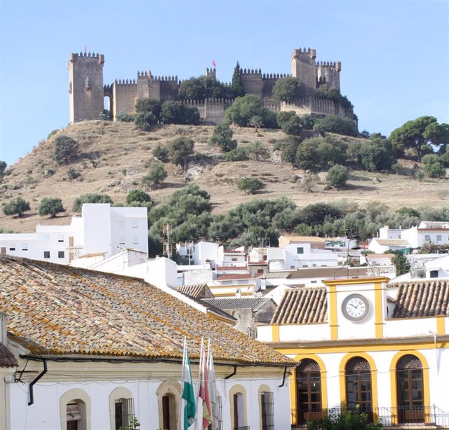 Archivo - Almodóvar del Río (Córdoba) y su castillo, en una imagen de archivo.