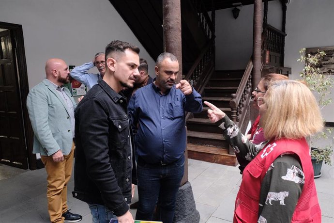 El consejero de Participación Ciudadana y Diversidad del Cabildo de Tenerife, Nauzet Gugliotta, conversa con técnicos de Cruz Roja del proyecto de atención a familias ucranianas