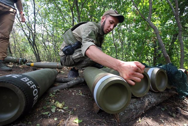 Archivo - Un soldado ucraniano recoge munición pesada