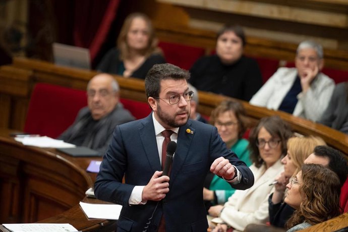 Imagen de archivo - El presidente de la Generalitat, Pere Aragons, interviene durante una sesión plenaria en el Parlament, a 21 de diciembre de 2022, en Barcelona, Catalunya (España). 