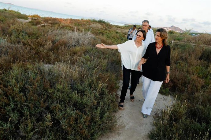 Archivo - (I-D) El presidente de la CHS, Mario Urrea; la responsable de Canales del Taibilla, Paca Baraza, y la vicepresidenta y ministra para la Transición Ecológica y el Reto Demográfico, Teresa Ribera, a 21 de julio de 2022, en Cartagena, Murcia (Esp