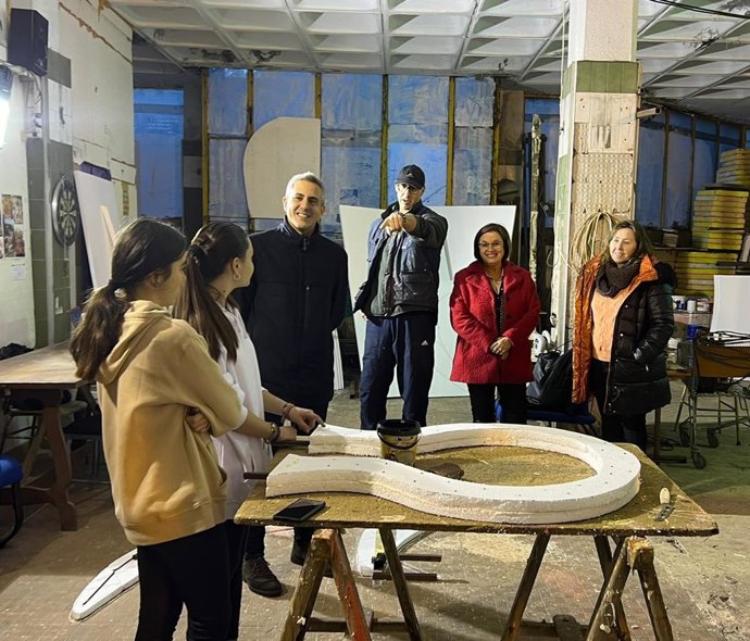 El vicepresidente de Cantabria, Pablo Zuloaga, y la alcaldesa de Laredo, Charo Losa, visitan el proyecto educativo en el municipio para enseñar a los jóvens el proceso de creación de carrozas para la Batalla de Flores