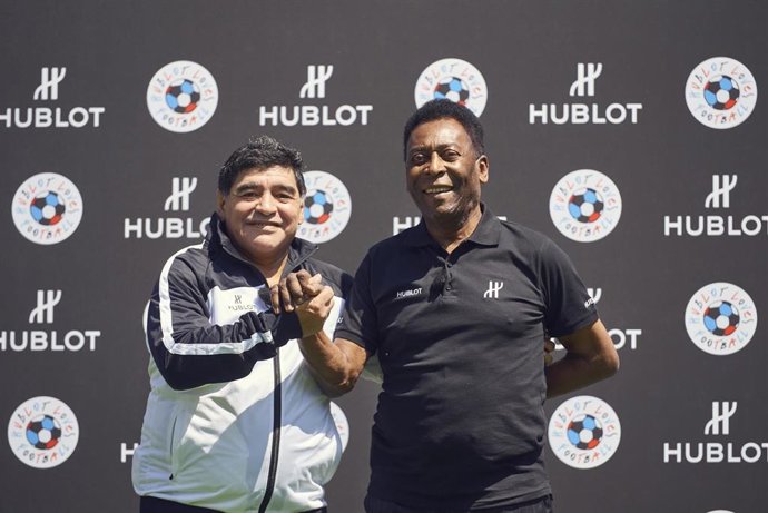Archivo - Maradona y Pelé estrechan sus manos antes de un acto publicitario