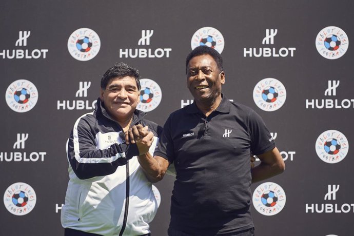 Archivo - Maradona y Pelé en un acto previo a la Eurocopa