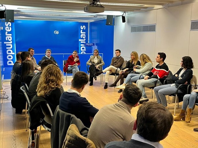 La presidenta del PP de Baleares, Marga Prohens, reunida con los estudiantes.