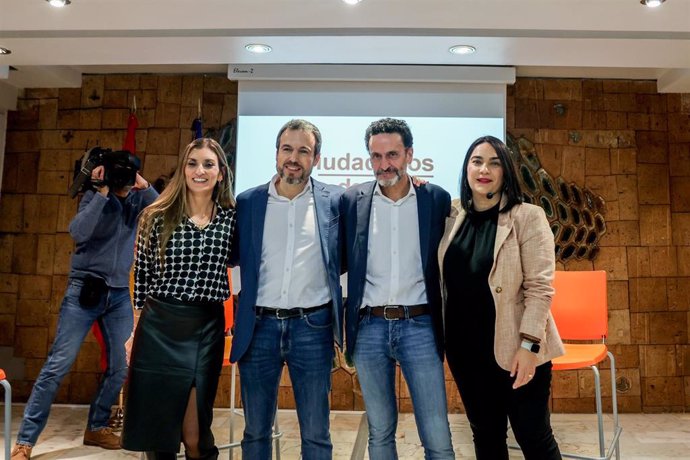 (I-D) La diputada en el Congreso de Ciudadanos (Cs), Sara Giménez; el vicesecretario general de Cs, Edmundo Bal; y el concejal Santiago Saura posan para los medios en la presentación de la candidatura 'Ciudadanos de nuevo'.