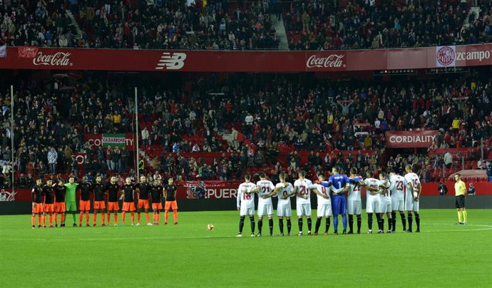 Archivo - Minuto de silencio guardado en un partido de LaLiga Santander.
