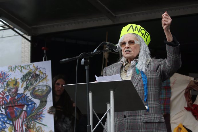 Archivo - 22 February 2020, England, London: British fashion designer Vivienne Westwood speaks to crowds gathered in Parliament Square in Westminster, protesting Julian Assange's imprisonment and extradition. Photo: Isabel Infantes/PA Wire/dpa