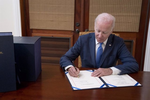 El presidente de Estados Unidos, Joe Biden, firma el proyecto de ley de gasto público en las Islas Vírgenes