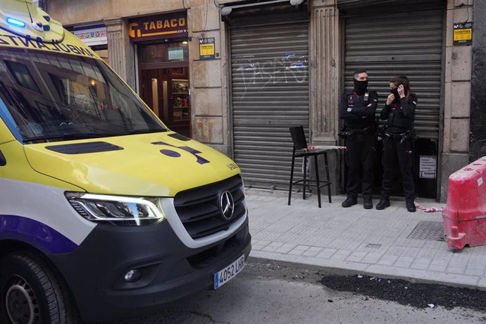 Dos agentes de la Ertzaintza en la puerta de la taberna Hiargi, donde ha tenido lugar el suceso, en la calle San Francisco de Bilbao, a 28 de diciembre de 2022, en Bilbao, Vizcaya, Euskadi (España).