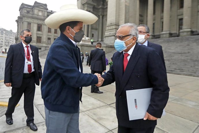 Archivo - El expresidente de Perú Pedro Castillo da la mano al ex primer ministro Aníbal Torres, antes de una reunión en Lima cuando ocupaban dichos cargos.