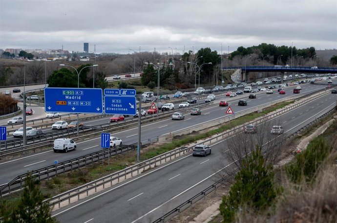 Circulación en la autovía A3 durante el primer día de operación salida por Navidad, a 23 de diciembre de 2022. Archivo.