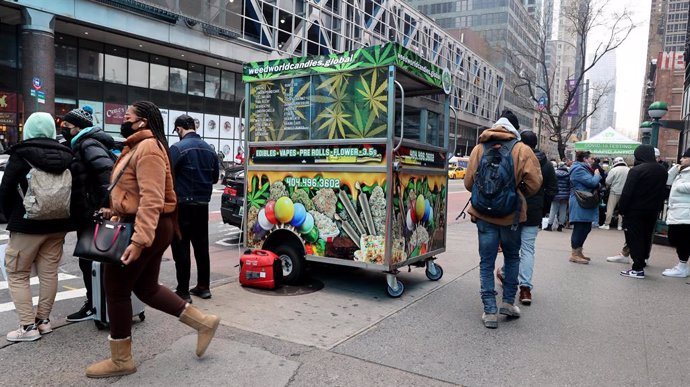 Un carrito de cannabis se ve en la calle 42 y la Octava Avenida en el centro de Manhattan en diciembre de 2021