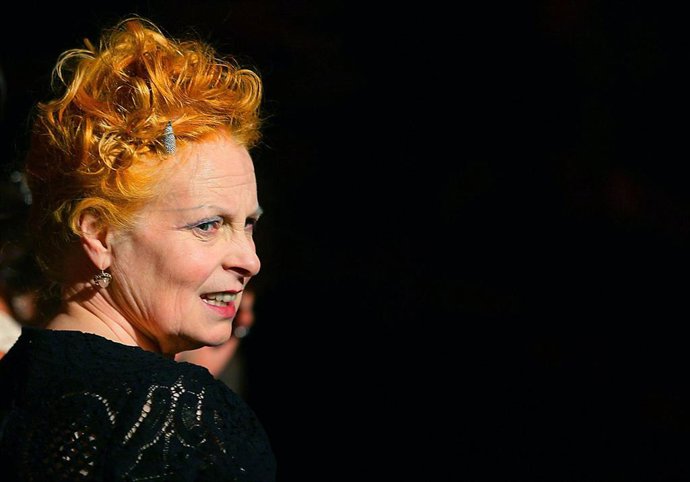Archivo - FILED - 02 July 2005, Berlin: British fashion designer Vivienne Westwood sits in the audience in Berlin during the fashion show of her last class. Westwood has died at the age of 81. Photo: Hannibal Hanschke/dpa-Zentralbild/dpa