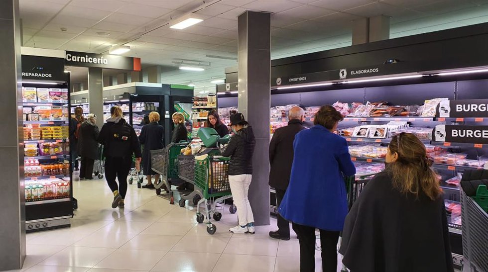 Archivo - Gente en un supermercado