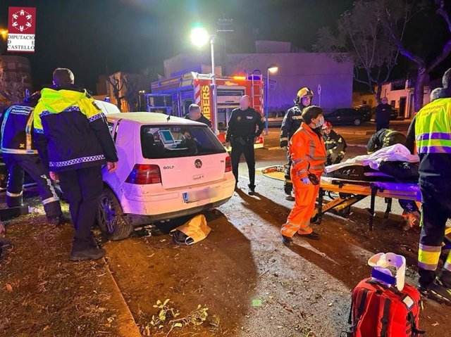 Dos jóvenes, uno de ellos menor, heridos al chocar su coche contra un árbol en Vila-real