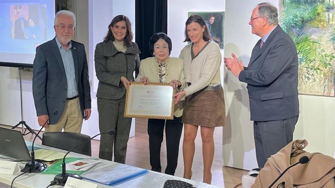 Marisa del Campo recibe el título de Escritora Vitalicia de la Sociedad Cántabra de Escritores