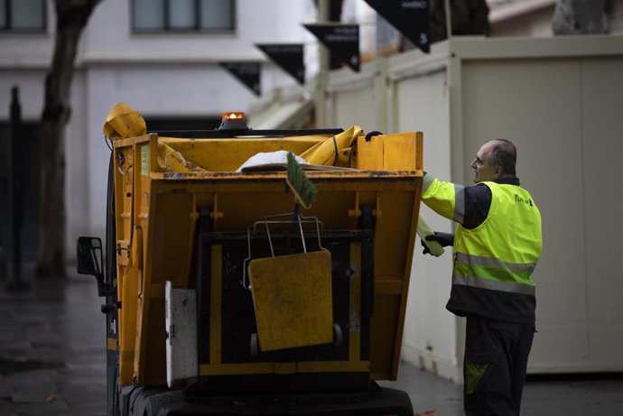 Imagen de recurso de un operario de Lipasam.