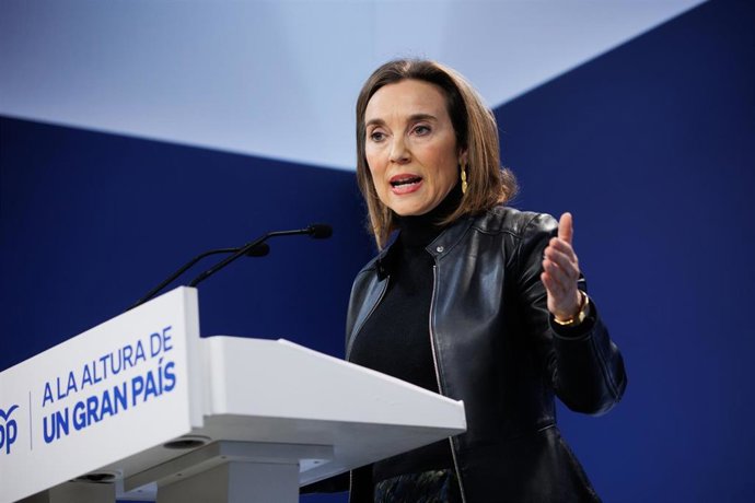 La secretaria general del Partido Popular y portavoz del PP en el Congreso, Cuca Gamarra, ofrece una rueda de prensa para valorar la actualidad política, a 27 de diciembre de 2022, en Madrid (España). Gamarra ha retrasado su comparecencia para escuchar 