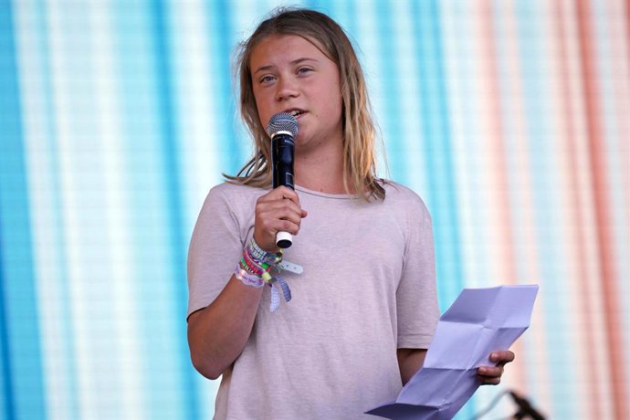 Archivo - 25 June 2022, United Kingdom, Glastonbury: Swedish climate activist Greta Thunberg stands on stage and speaks to the audience during the Glastonbury Festival at Worthy Farm in Somerset. Photo: Yui Mok/PA Wire/dpa
