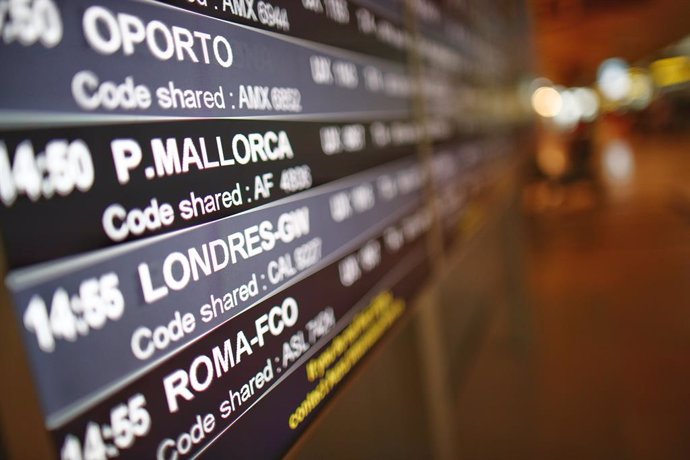 Archivo - Un panel de vuelo en la terminal T4 del Aeropuerto Adolfo Suárez Madrid-Barajas, en Madrid (España).