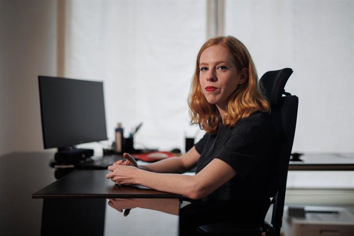 La secretaria de Estado para la Agenda 2030 y secretaria de Organización de Podemos, Lilith Verstrynge, posa durante una entrevista para Europa Press, a 21 de diciembre de 2022, en Madrid (España).