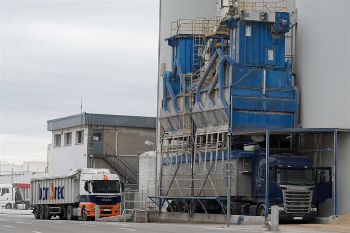 Archivo - Camiones cargando grano en el Port de Tarragona.