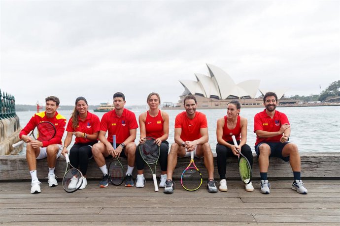 El equipo español de la United Cup posa junto a la bahía de Sidney