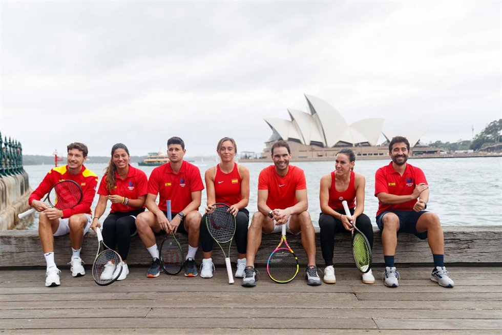 El equipo español de la United Cup posa junto a la bahía de Sidney