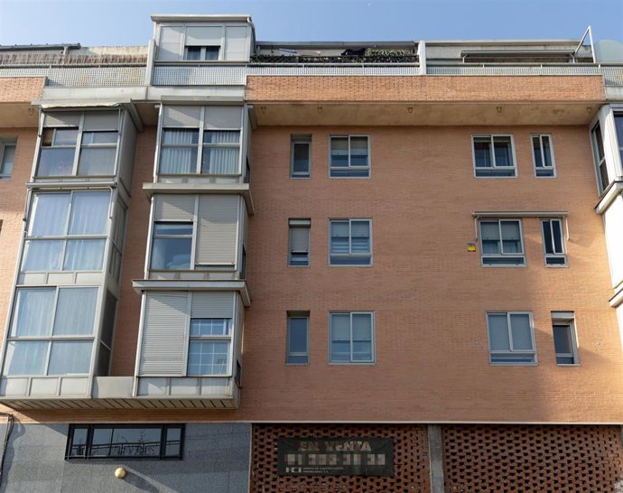 Vista de un cartel en venta en un edificio, a 28 de diciembre de 2022, en Madrid (España). El real decreto de ayudas económicas para hacer frente a la subida de los precios prorroga la subida máxima del 2% de los alquileres de vivienda hasta el 31 de di