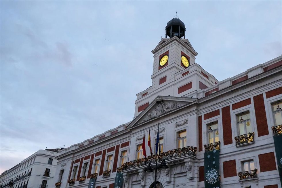 Archivo - Reloj de la Puerta del Sol o Reloj de Gobernación en lo alto de la Casa de Correos