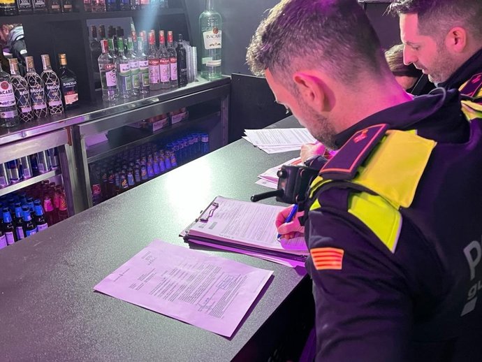 Imagen de dos agentes durante una inspección en un local del Grupo Arenas